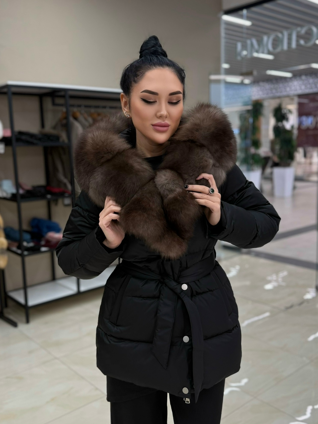 Пуховик с натуральным мехом песца